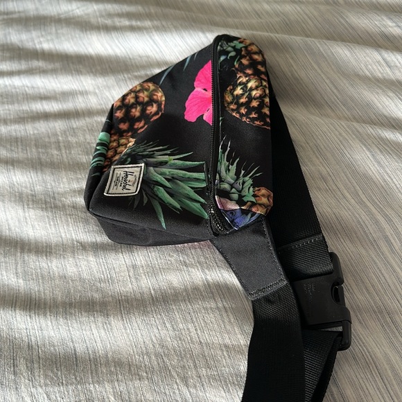 Herschel Hip Pack - Picture 2 of 4